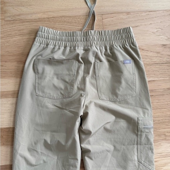 Figs Zamora High Waisted FIONLITE Lined Tan Jogger Scrub Pants size XS - Picture 11 of 16